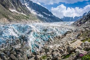 Visão em argentière geleira. caminhada para argentière geleira com a Visão em a maciço des aiguilles vermelhos dentro francês Alpes foto