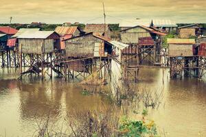 casas em palafitas em a flutuando Vila do Kampong phluk, Tonle seiva lago, siem colher província, Camboja foto