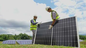 profissional ásia homem engenheiro usando digital tábua mantendo solar célula painéis juntos foto