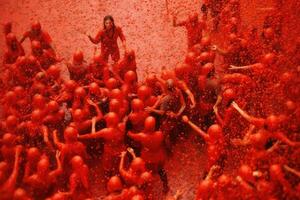 ai gerado pessoas jogando tomates. verão festival. pessoas gritando e rindo. famoso festival com tomate legumes. foto