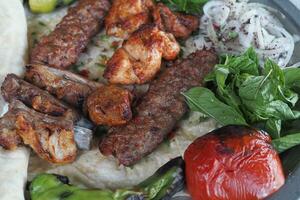 Churrasquinho, tradicional turco carne Comida com salada em uma prato . foto