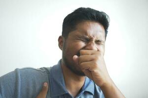 homem doente tem alergia a gripe espirrando e assoando o nariz foto