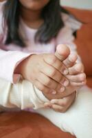 6 ano velho criança sofrimento dor em pés foto