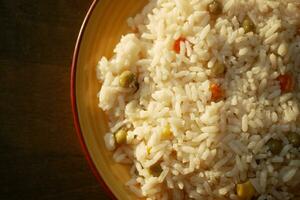 quente frito arroz dentro uma tigela em mesa foto