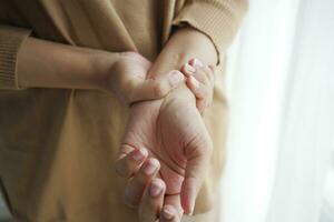 mãos de mulheres jovens sofrendo de dor no pulso, foto