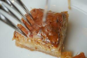 corte turco sobremesa baklava com faca e garfo foto