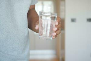 segurando copo sujo de água foto