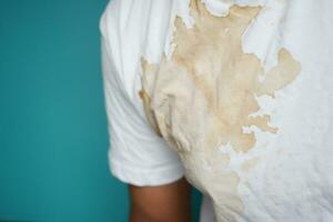 homem vestindo uma branco camisa com café manchas foto