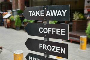 uma placa às uma café fazer compras oferta diferente tipos do café. foto