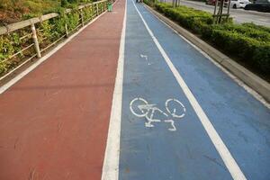 bicicleta símbolo em a azul estrada superfície foto