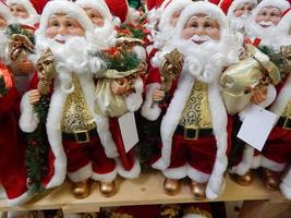 presentes de natal papai noel e decorações para árvores de natal foto