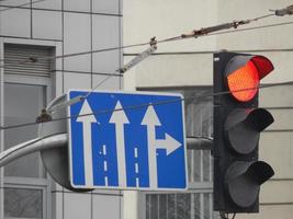 sinais de trânsito indicando a direção do movimento de carros e pedestres foto