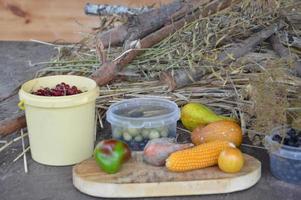 natureza morta de frutas e vegetais colhidos no jardim foto