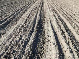 campo arado de trator e terra arável foto