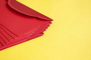 lado Visão do amarelo envelopes em amarelo cobrir com Customizável espaço para texto. foto
