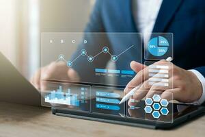 homem de negocios usar computador portátil e tábua analisando companhia crescimento, futuro o negócio crescimento seta gráfico, desenvolvimento para alcançar metas, o negócio panorama, financeiro dados para grandes prazo investimento. foto