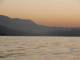 viajar na grécia, na ilha das montanhas de creta e no mar foto