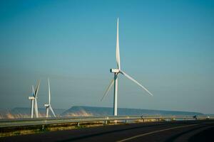 vento turbinas produzir eletricidade a limpar \ limpo energia. foto