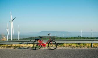 limpar \ limpo energia conceitos bicicletas e vento turbinas produzir eletricidade. foto