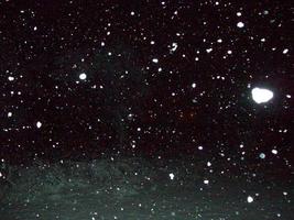 neve de inverno na cidade de neve à noite foto