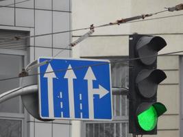sinais de trânsito indicando a direção do movimento de carros e pedestres foto