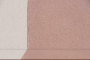 bege estúdio fundo, rosa parede pedra concreto rude textura com sombra clara, exterior sólido cimento gesso reboco parede grão superfícies, vazias escovado impressão areia tijolo chão foto