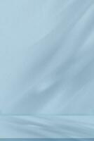 azul plano de fundo, vazio estúdio parede quarto e mesa topo exibição com luz, folhas sombra, galeria quarto com cópia de espaço,vertical pano de fundo mínimo Projeto para produtos apresentação em Primavera Verão foto