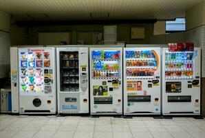 Quioto, Japão, janeiro 15 2019 - vending máquina dentro Japão não só vender bebidas e cigarros, isto Além disso vende uma Largo variedade produtos tal Como gelo creme cone pequeno bolo e a partir de muitos empresas. foto