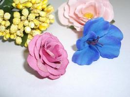 natureza morta de flores coloridas em um fundo claro foto