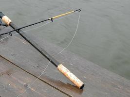 apetrechos de pesca para canas de pesca, flutuadores, redes foto