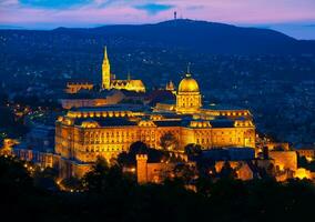 iluminado budavari Palácio foto