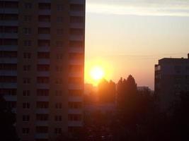 iluminação da arquitetura da cidade, edifícios, ruas foto