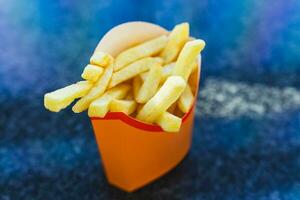 saboroso e crocantes francês fritas dentro uma tradicional papel xícara, perfeito para Beliscando e velozes Comida amantes foto