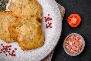 delicioso suculento frito frango ou carne de porco panquecas com sal, especiarias e ervas foto