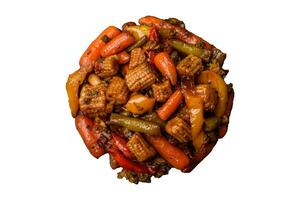 misturar do legumes milho, cenouras, pimentas, brócolis, cebolas dentro teriyaki molho em uma cerâmico prato foto