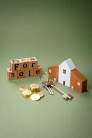 uma pequeno de madeira casa, dinheiro e chaves Como a idéia para investindo dentro seu próprio casa foto