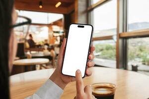 mulher dentro uma café fazer compras usando uma Smartphone com a isolado tela para aplicativo apresentação. perfeito para exibindo Móvel formulários dentro uma acolhedor cafeteria configuração foto