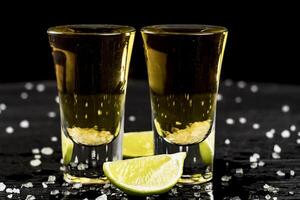 dois copos de tequila com limão e sal foto