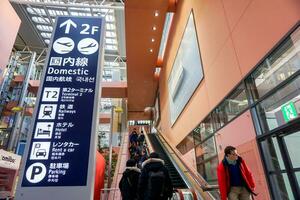 Osaka cidade, Japão, 2019 - placa e guia postar para turistas dentro doméstico terminal, kansai internacional aeroporto, osaka, Japão. foto