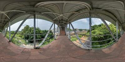 cheio desatado esférico 360 hdri panorama em ferro aço quadro, Armação construção do pedestre cruzando sobre a estrada de ferro dentro equirretangular projeção, pronto para vr virtual realidade conteúdo foto