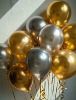 ai gerado ai geração. branco, preto, ouro e prata balões e confete em branco fundo foto
