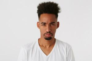 fechar-se do chateado infeliz africano americano jovem homem com afro Penteado foto