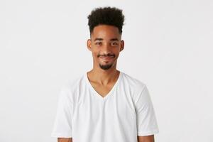 retrato do sorridente atraente africano americano jovem homem com afro Penteado desgasta foto