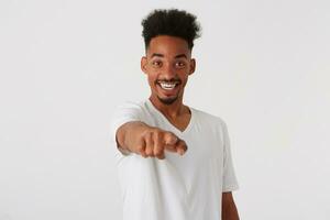 fechar-se do feliz confiante africano americano jovem homem com afro Penteado foto