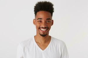 fechar-se do sorridente atraente africano americano jovem homem com afro Penteado foto