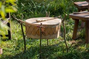 tambor indiano norte-americano feito de couro cru com bastão pronto para tocar