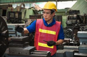 trabalhadores industriais asiáticos estão trabalhando em projetos em grandes plantas industriais, com muitos dispositivos.