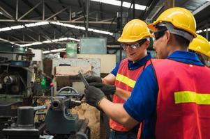 a equipe de trabalhadores industriais está trabalhando em vários projetos em uma grande fábrica industrial com muitos equipamentos. foto