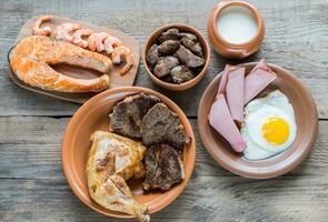 produtos cozidos de dieta de proteína no fundo de madeira foto