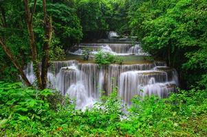 Huay mae khamin cachoeiras em floresta profunda no parque nacional srinakarin, kanchanaburi, tailândia foto